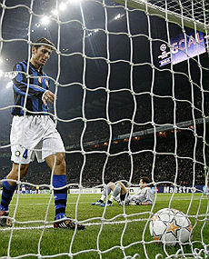Zanetti_raccoglie_la_palla_dalla_rete_dopo_il_gol_di_Torres.jpg