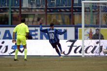 Il gol del 2-0 di Adriano (Afp)