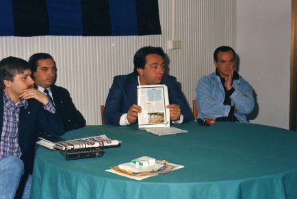 Il presidente Castellano mostra all'assemblea l'articolo